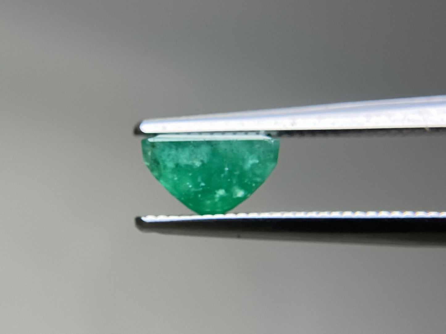 エメラルド 天然 1.301ct 宝石ソーティング付き 7.1㎜×4.9㎜×4.3㎜ ルース（ 裸石 ） 7741YY