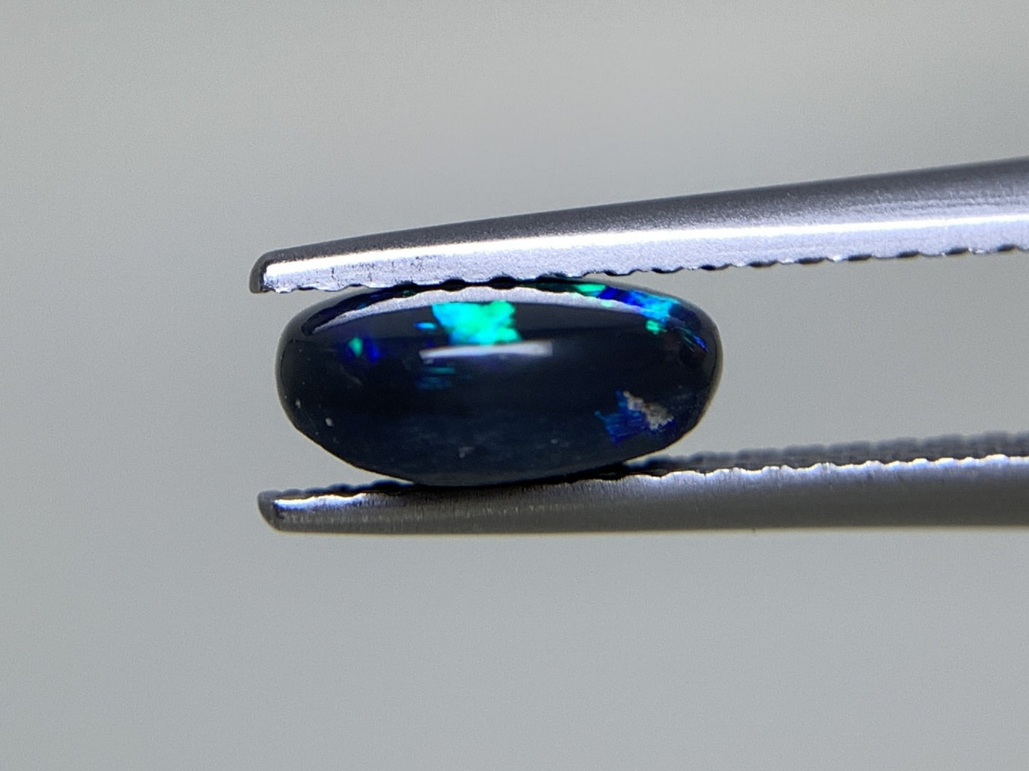 ブラックオパール 天然 1.163ct 中央宝石ソーティング付き 8.1㎜×6.5㎜×3.6㎜ ルース（ 裸石 ） 6915Y