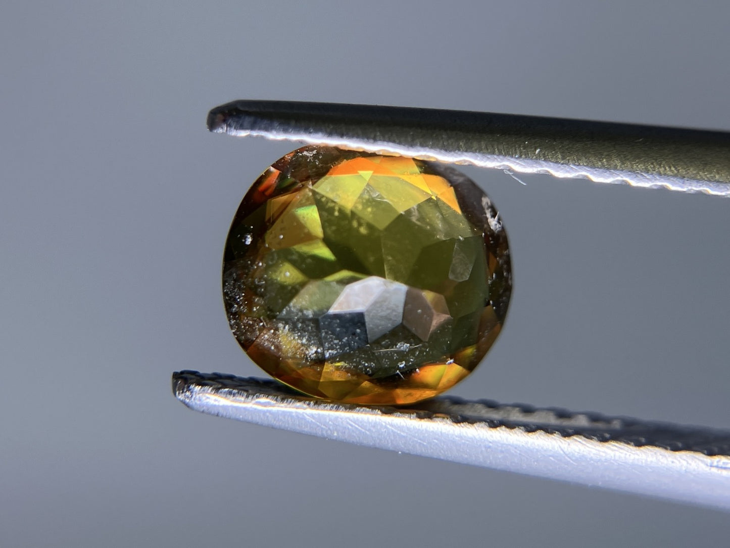 スフェーン 0.942ct 宝石ソーティング付き 6.7㎜×5.8㎜×3.2㎜ ルース（ 裸石 ） 3248S