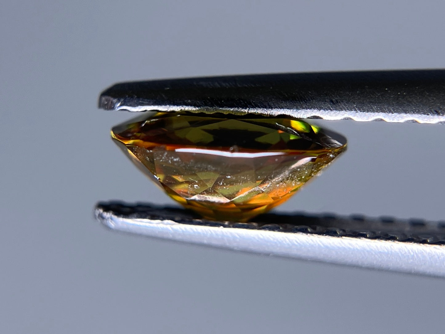 スフェーン 0.942ct 宝石ソーティング付き 6.7㎜×5.8㎜×3.2㎜ ルース（ 裸石 ） 3248S