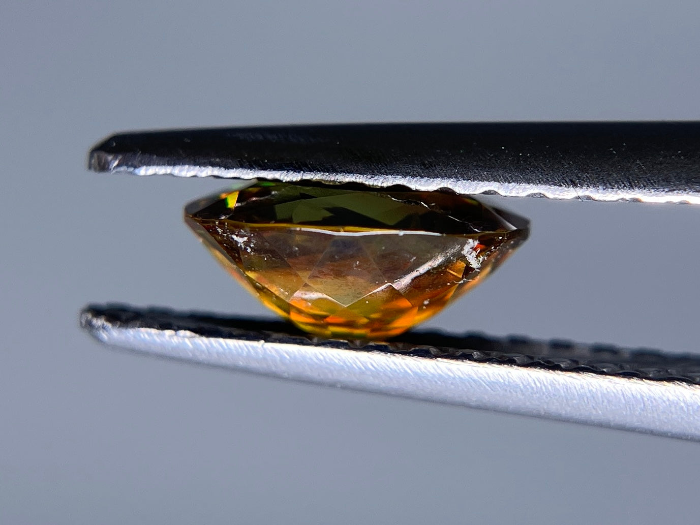 スフェーン 0.942ct 宝石ソーティング付き 6.7㎜×5.8㎜×3.2㎜ ルース（ 裸石 ） 3248S