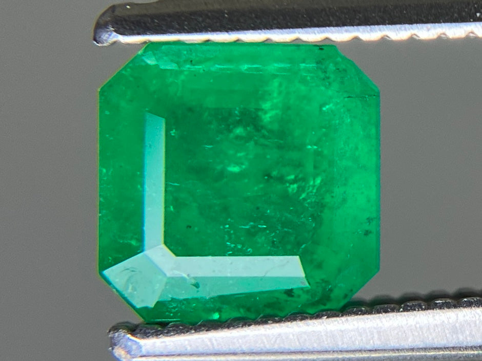 エメラルド 天然 0.893ct 宝石ソーティング付き 5.7㎜×5.6㎜×3.4㎜ ルース（ 裸石 ） 7718YY