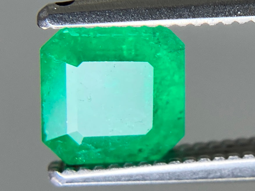 エメラルド 天然 0.893ct 宝石ソーティング付き 5.7㎜×5.6㎜×3.4㎜ ルース（ 裸石 ） 7718YY