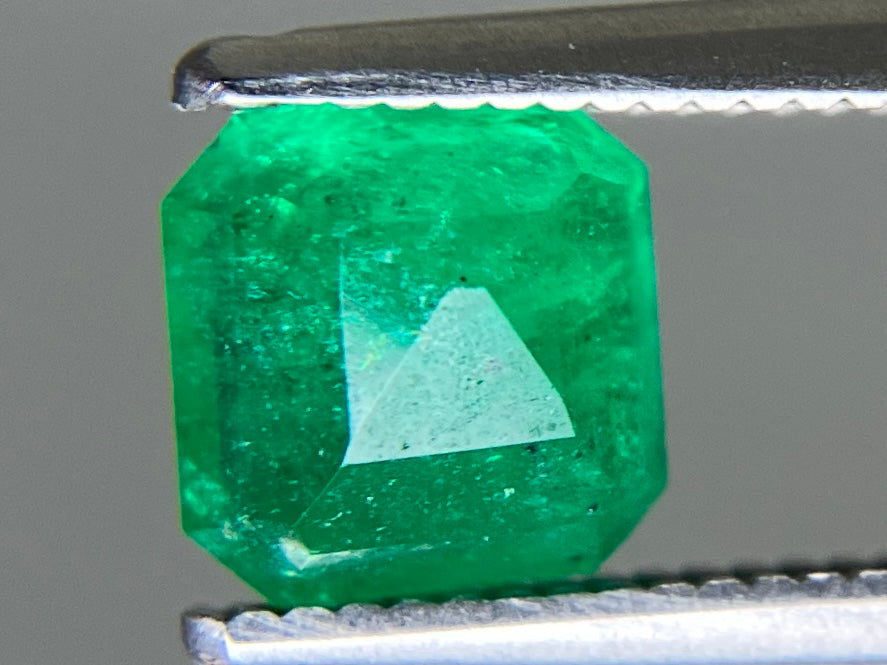 エメラルド 天然 0.893ct 宝石ソーティング付き 5.7㎜×5.6㎜×3.4㎜ ルース（ 裸石 ） 7718YY