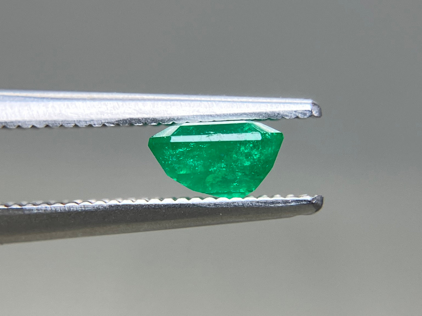 エメラルド 天然 0.893ct 宝石ソーティング付き 5.7㎜×5.6㎜×3.4㎜ ルース（ 裸石 ） 7718YY