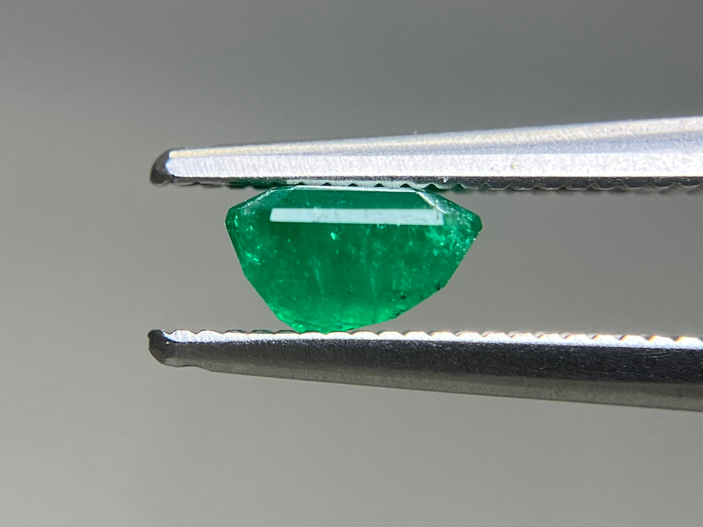 エメラルド 天然 0.893ct 宝石ソーティング付き 5.7㎜×5.6㎜×3.4㎜ ルース（ 裸石 ） 7718YY