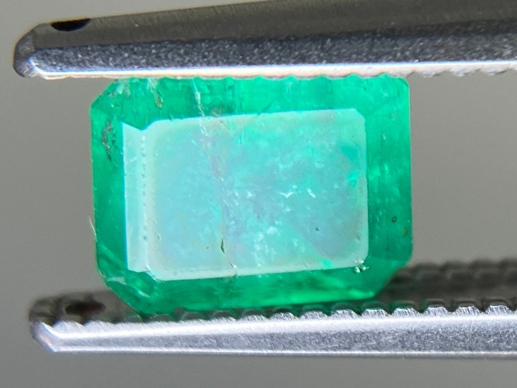 エメラルド 天然 0.962ct 宝石ソーティング付き 6.2㎜×5.1㎜×4.1㎜ ルース（ 裸石 ） 7742YY