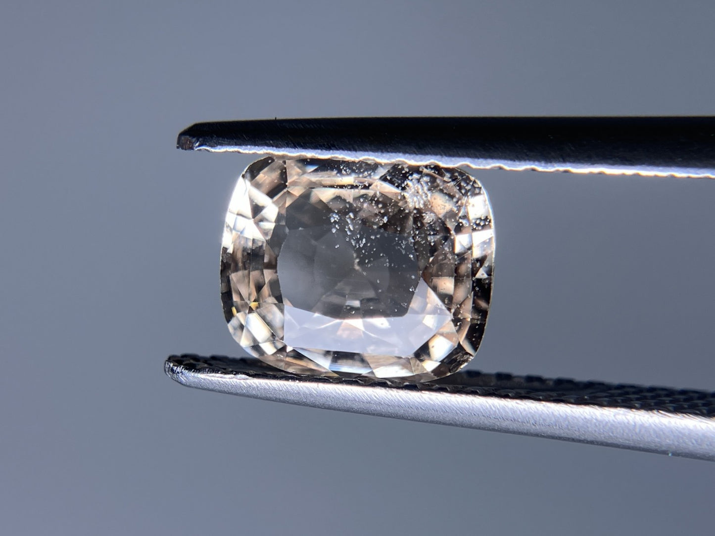 サファイア ファンシーカラー　1.836ct 中央宝石ソーティング付き 7.68㎜×6.62㎜×3.87㎜ ルース（ 裸石 ） 2929S