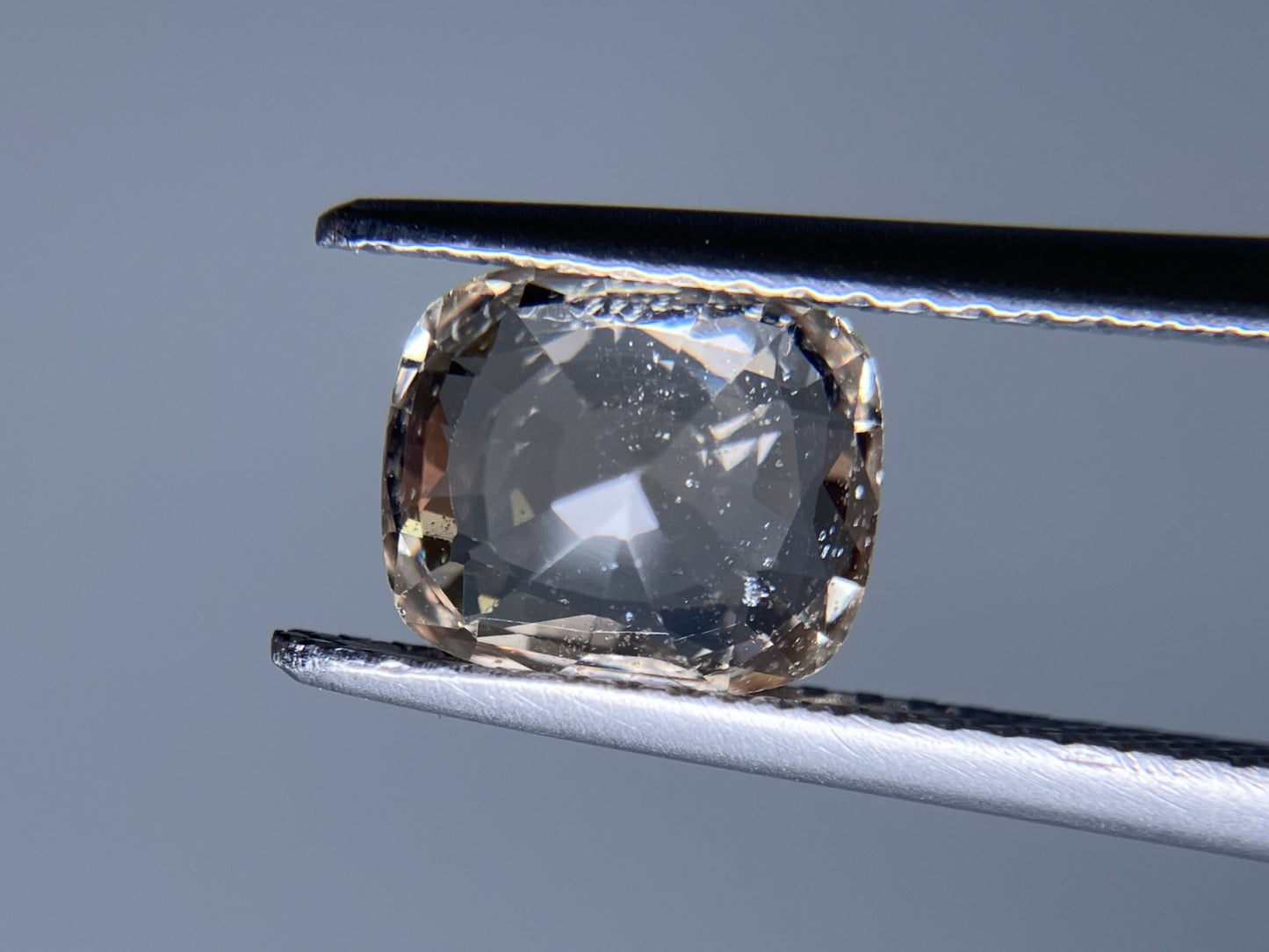 サファイア ファンシーカラー　1.836ct 中央宝石ソーティング付き 7.68㎜×6.62㎜×3.87㎜ ルース（ 裸石 ） 2929S