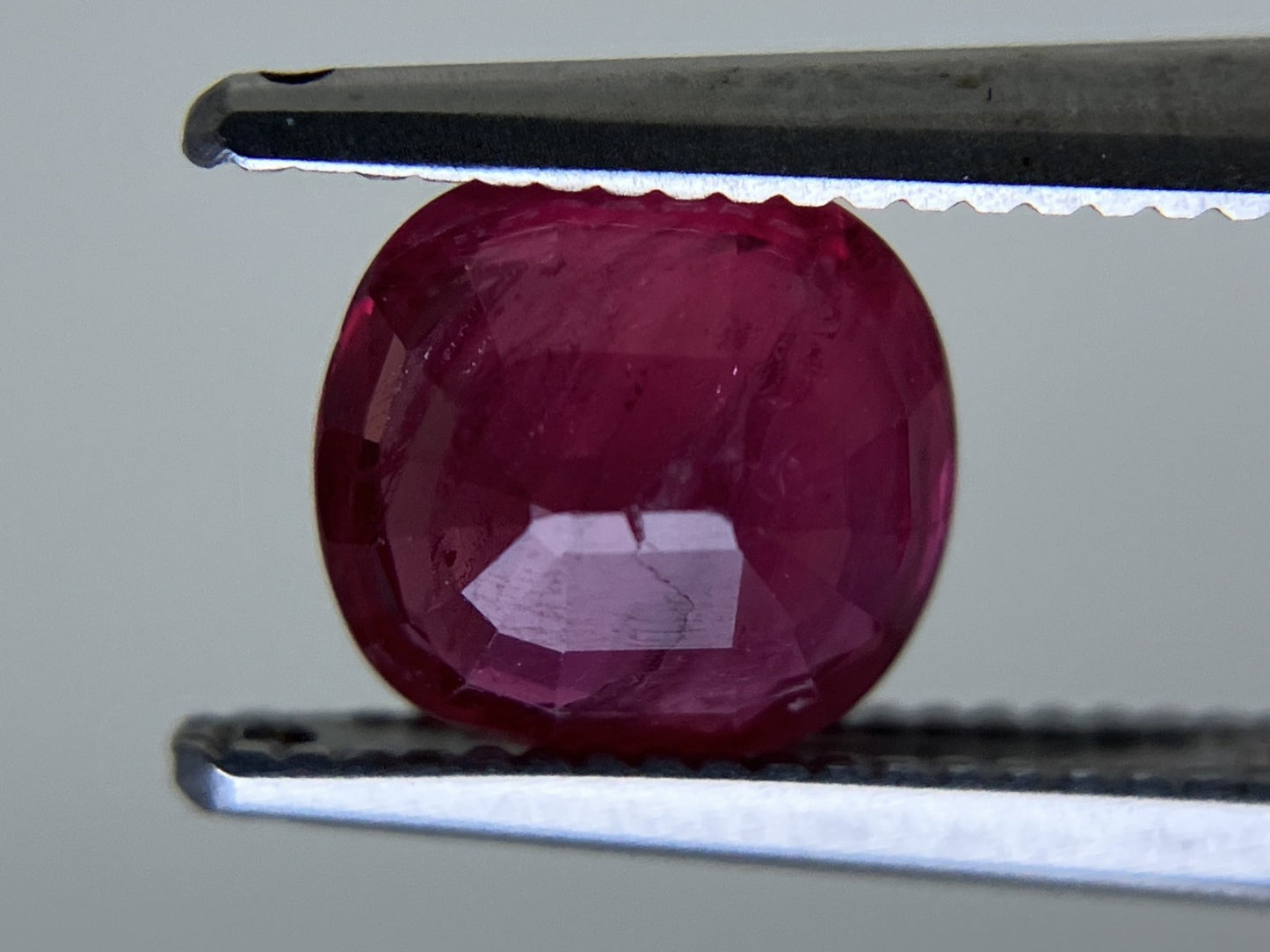 ルビー 1.357ct  中央宝石ソーティング付き  6.61㎜×6.38㎜×3.47㎜  天然 ルース（ 裸石 ） 4672YY