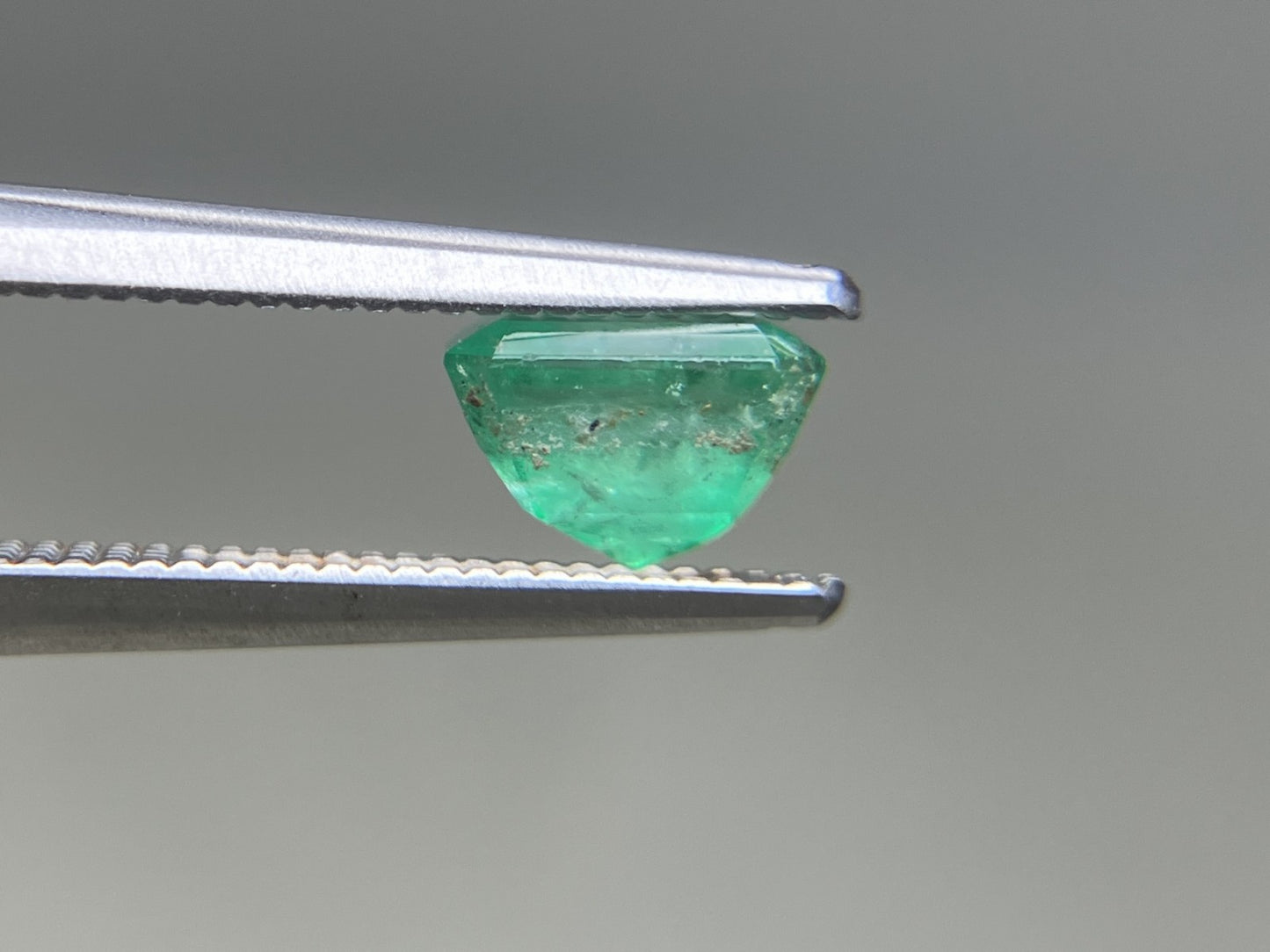エメラルド 天然 0.962ct 宝石ソーティング付き 6.2㎜×5.1㎜×4.1㎜ ルース（ 裸石 ） 7742YY