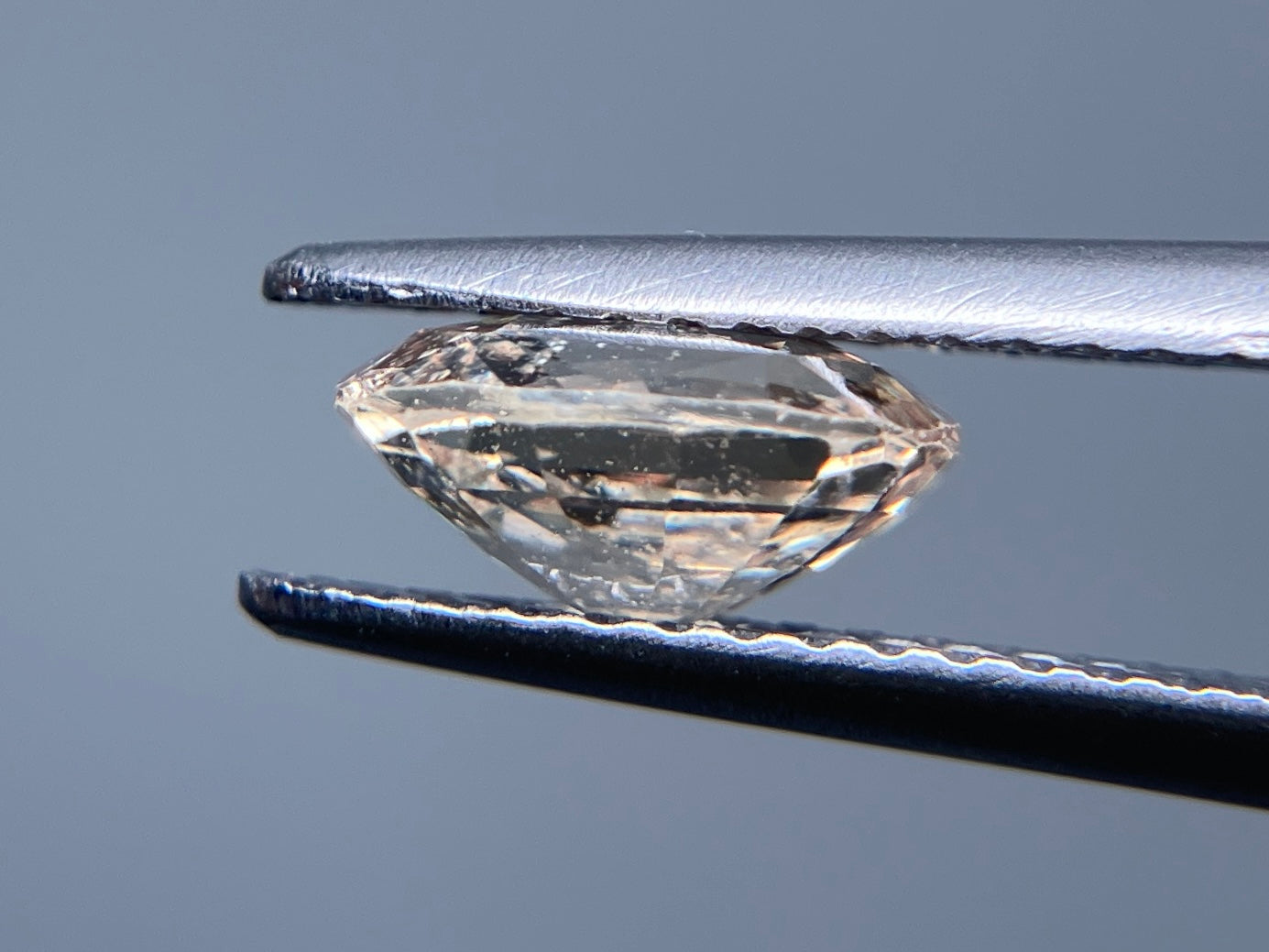 サファイア ファンシーカラー　1.836ct 中央宝石ソーティング付き 7.68㎜×6.62㎜×3.87㎜ ルース（ 裸石 ） 2929S