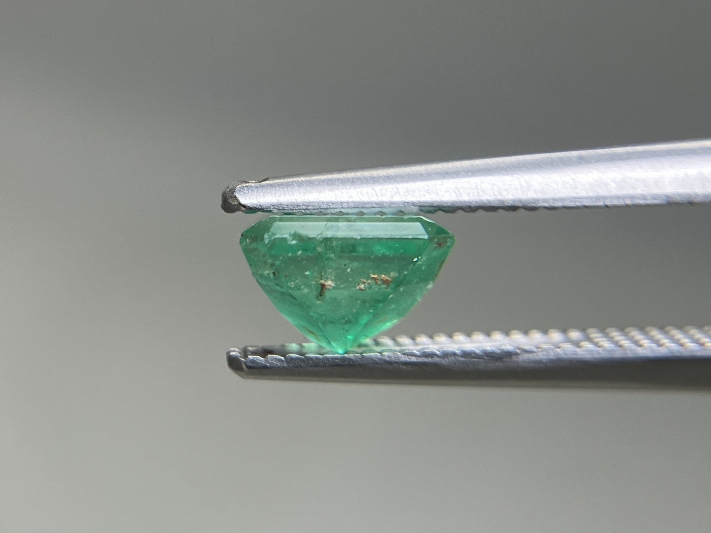 エメラルド 天然 0.962ct 宝石ソーティング付き 6.2㎜×5.1㎜×4.1㎜ ルース（ 裸石 ） 7742YY