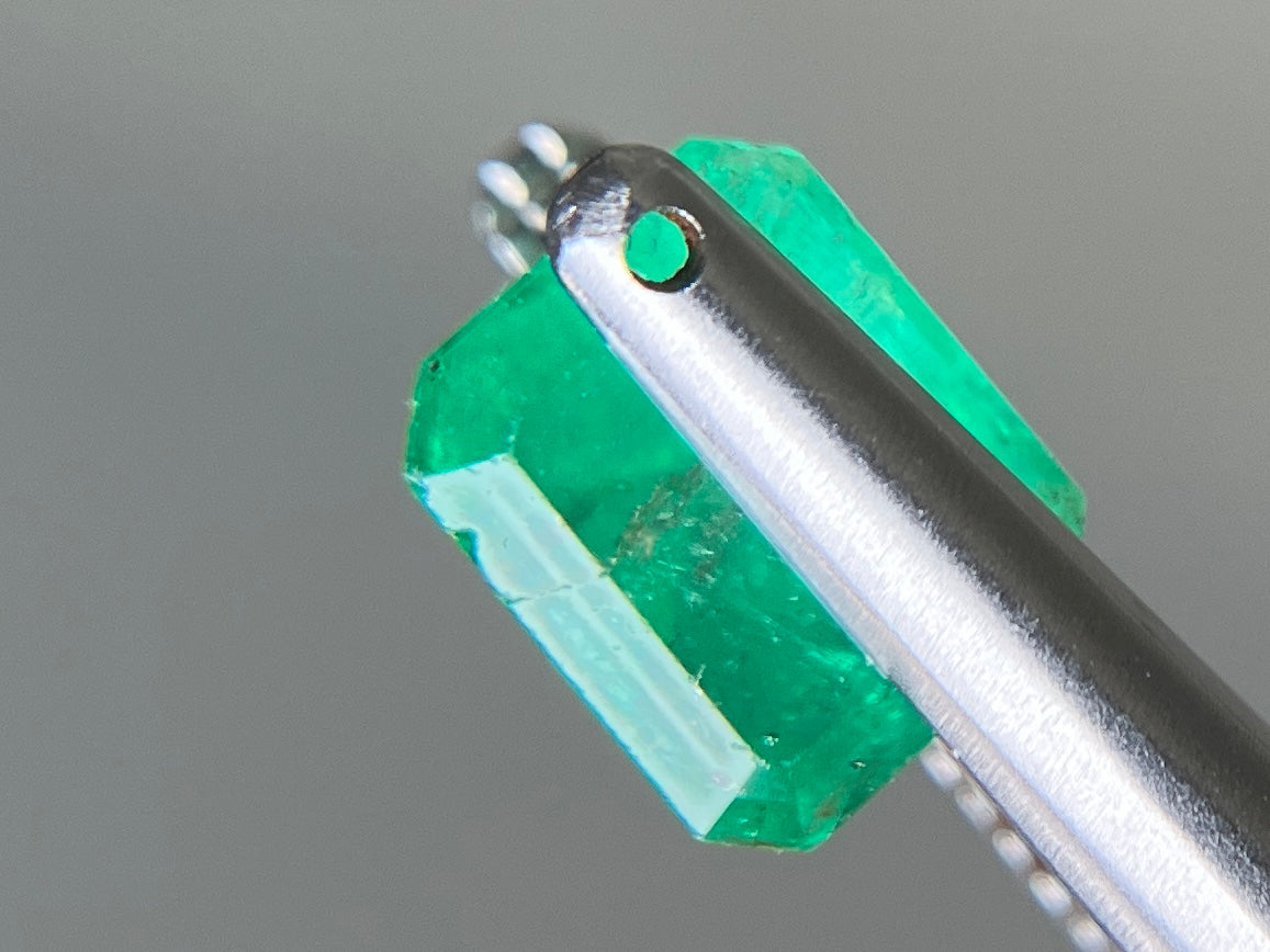 エメラルド 天然 0.962ct 宝石ソーティング付き 6.2㎜×5.1㎜×4.1㎜ ルース（ 裸石 ） 7742YY