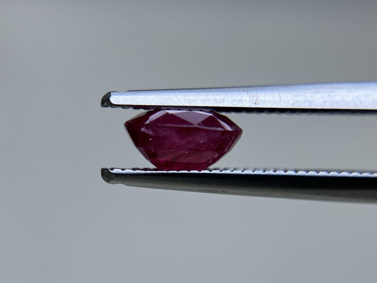 ルビー 1.357ct  中央宝石ソーティング付き  6.61㎜×6.38㎜×3.47㎜  天然 ルース（ 裸石 ） 4672YY