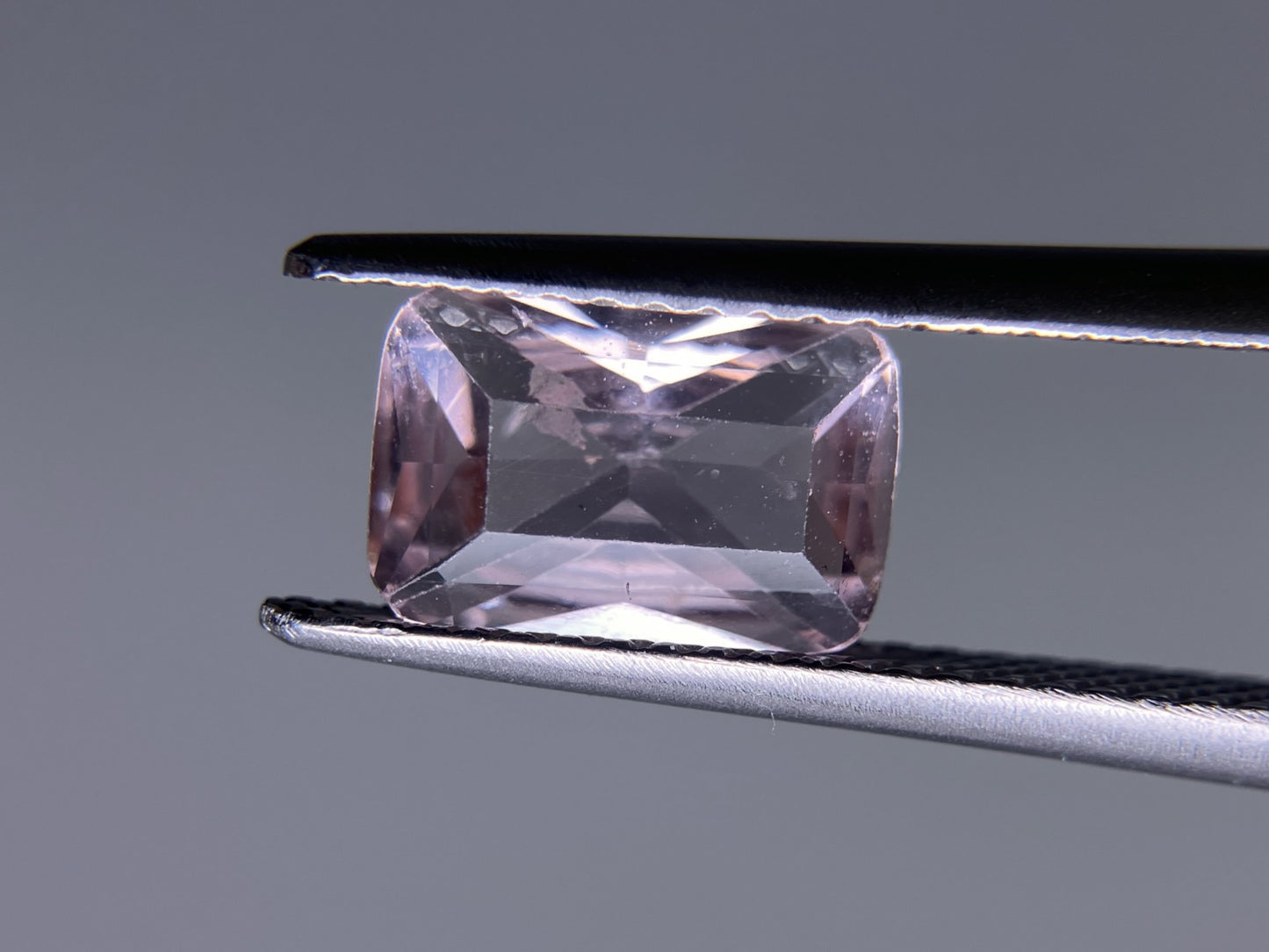 サファイア ファンシーカラー　1.770ct 中央宝石ソーティング付き 9.08㎜×6.21㎜×3.48㎜ ルース（ 裸石 ） 2932S