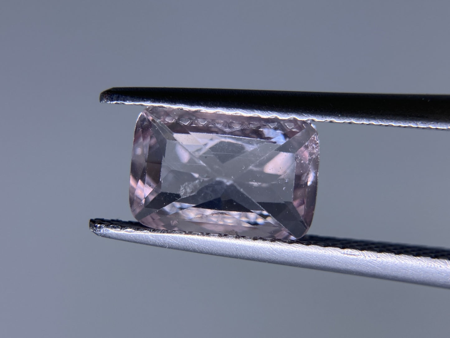 サファイア ファンシーカラー　1.770ct 中央宝石ソーティング付き 9.08㎜×6.21㎜×3.48㎜ ルース（ 裸石 ） 2932S
