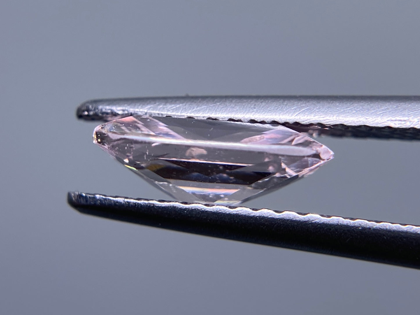サファイア ファンシーカラー　1.770ct 中央宝石ソーティング付き 9.08㎜×6.21㎜×3.48㎜ ルース（ 裸石 ） 2932S