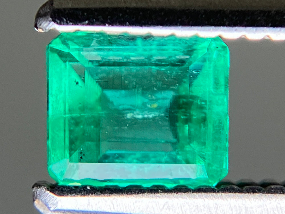 エメラルド 天然 0.517ct 宝石ソーティング付き 4.6㎜×4.0㎜×3.1㎜ ルース（ 裸石 ） 7733YY