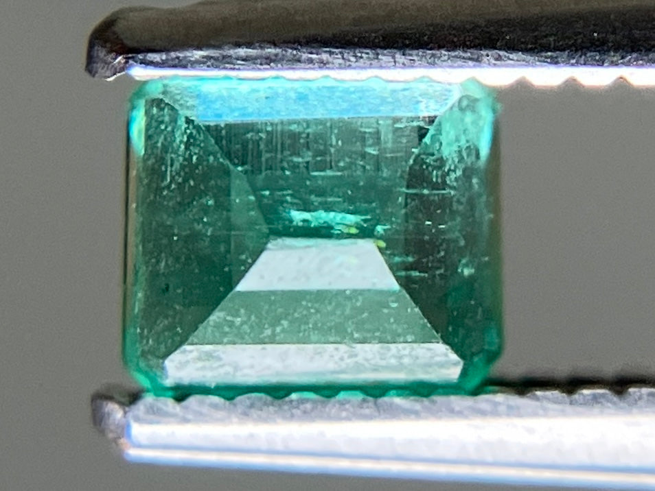 エメラルド 天然 0.517ct 宝石ソーティング付き 4.6㎜×4.0㎜×3.1㎜ ルース（ 裸石 ） 7733YY
