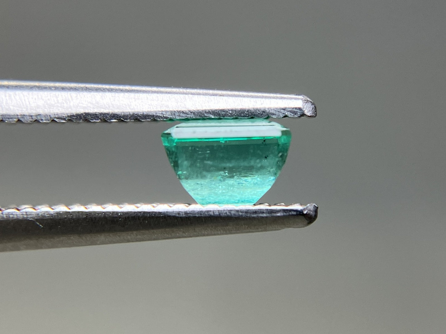 エメラルド 天然 0.517ct 宝石ソーティング付き 4.6㎜×4.0㎜×3.1㎜ ルース（ 裸石 ） 7733YY