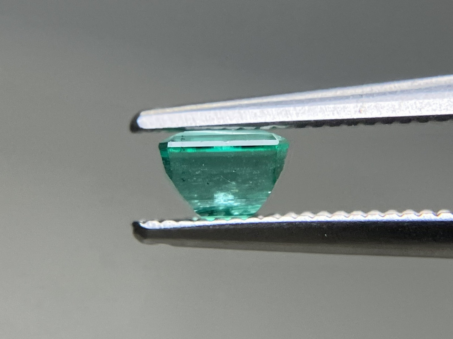 エメラルド 天然 0.517ct 宝石ソーティング付き 4.6㎜×4.0㎜×3.1㎜ ルース（ 裸石 ） 7733YY