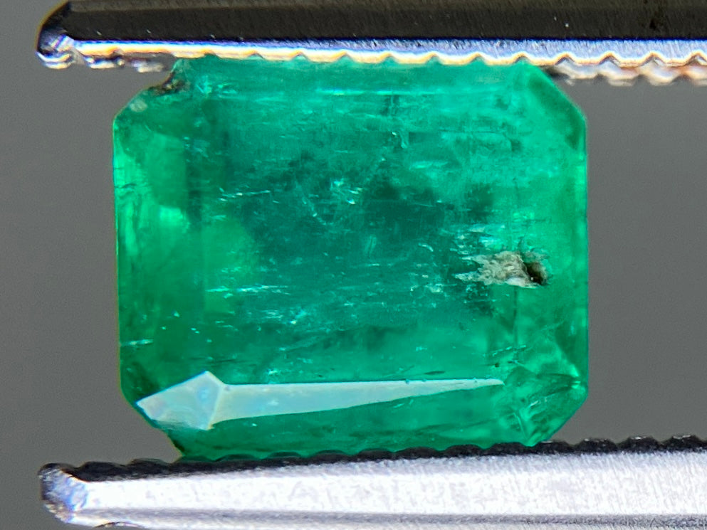 エメラルド 天然 0.968ct 宝石ソーティング付き 6.3㎜×5.6㎜×3.6㎜ ルース（ 裸石 ） 7724YY
