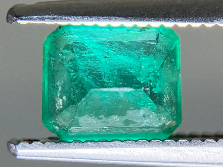 エメラルド 天然 0.968ct 宝石ソーティング付き 6.3㎜×5.6㎜×3.6㎜ ルース（ 裸石 ） 7724YY