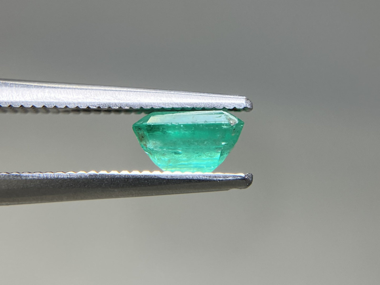 エメラルド 天然 0.968ct 宝石ソーティング付き 6.3㎜×5.6㎜×3.6㎜ ルース（ 裸石 ） 7724YY