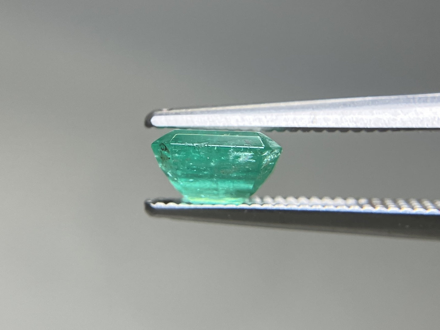 エメラルド 天然 0.968ct 宝石ソーティング付き 6.3㎜×5.6㎜×3.6㎜ ルース（ 裸石 ） 7724YY