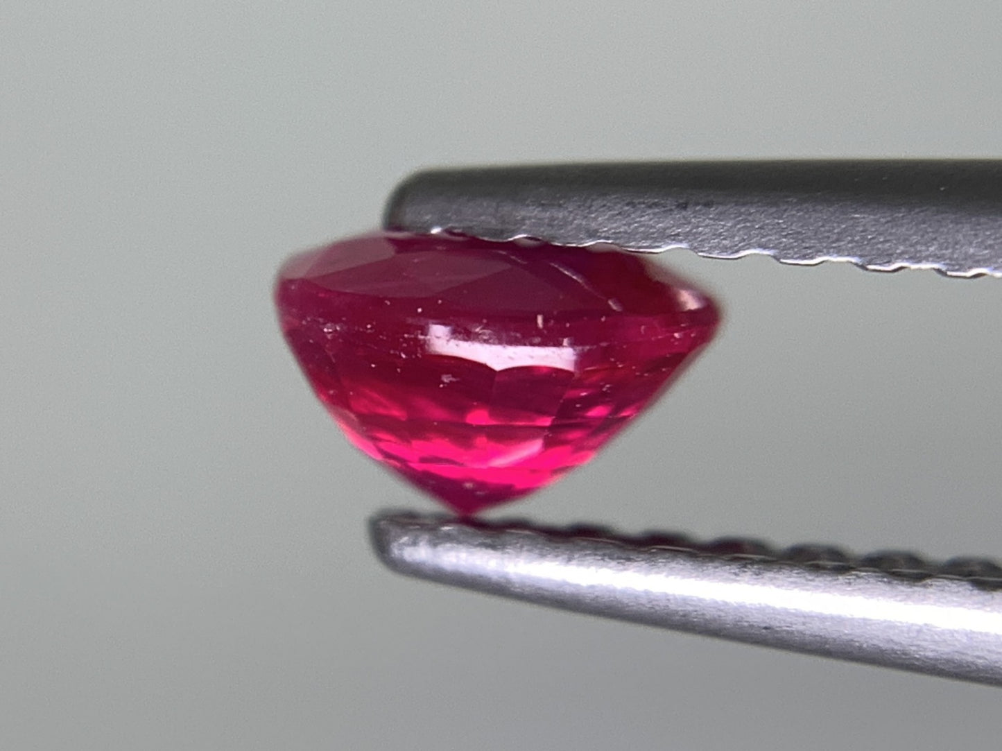ルビー 天然 0.564ct 宝石ソーティング付き 5.0㎜×4.1㎜×3.1㎜ ルース（ 裸石 ） 8023Y