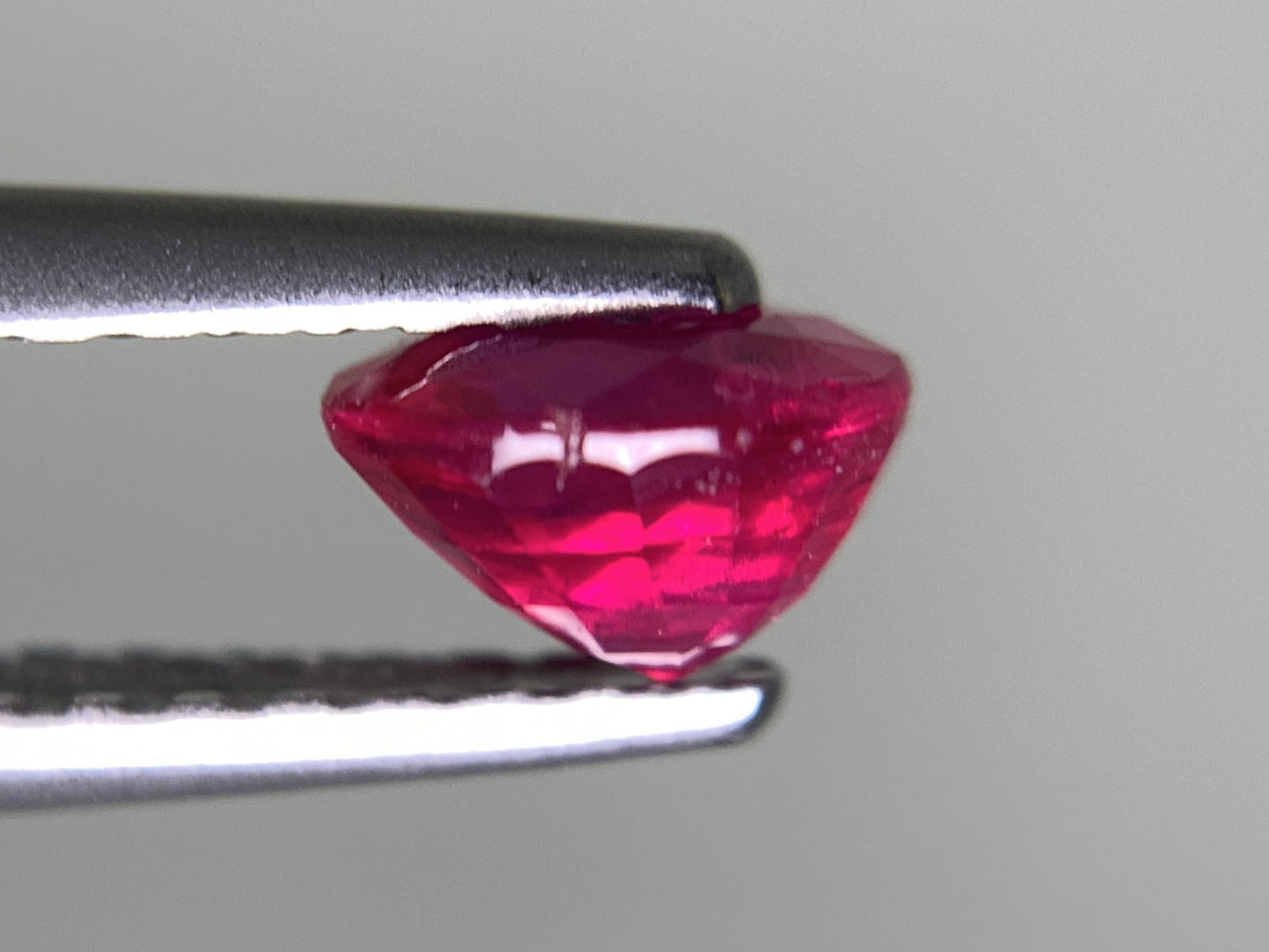 ルビー 天然 0.564ct 宝石ソーティング付き 5.0㎜×4.1㎜×3.1㎜ ルース（ 裸石 ） 8023Y