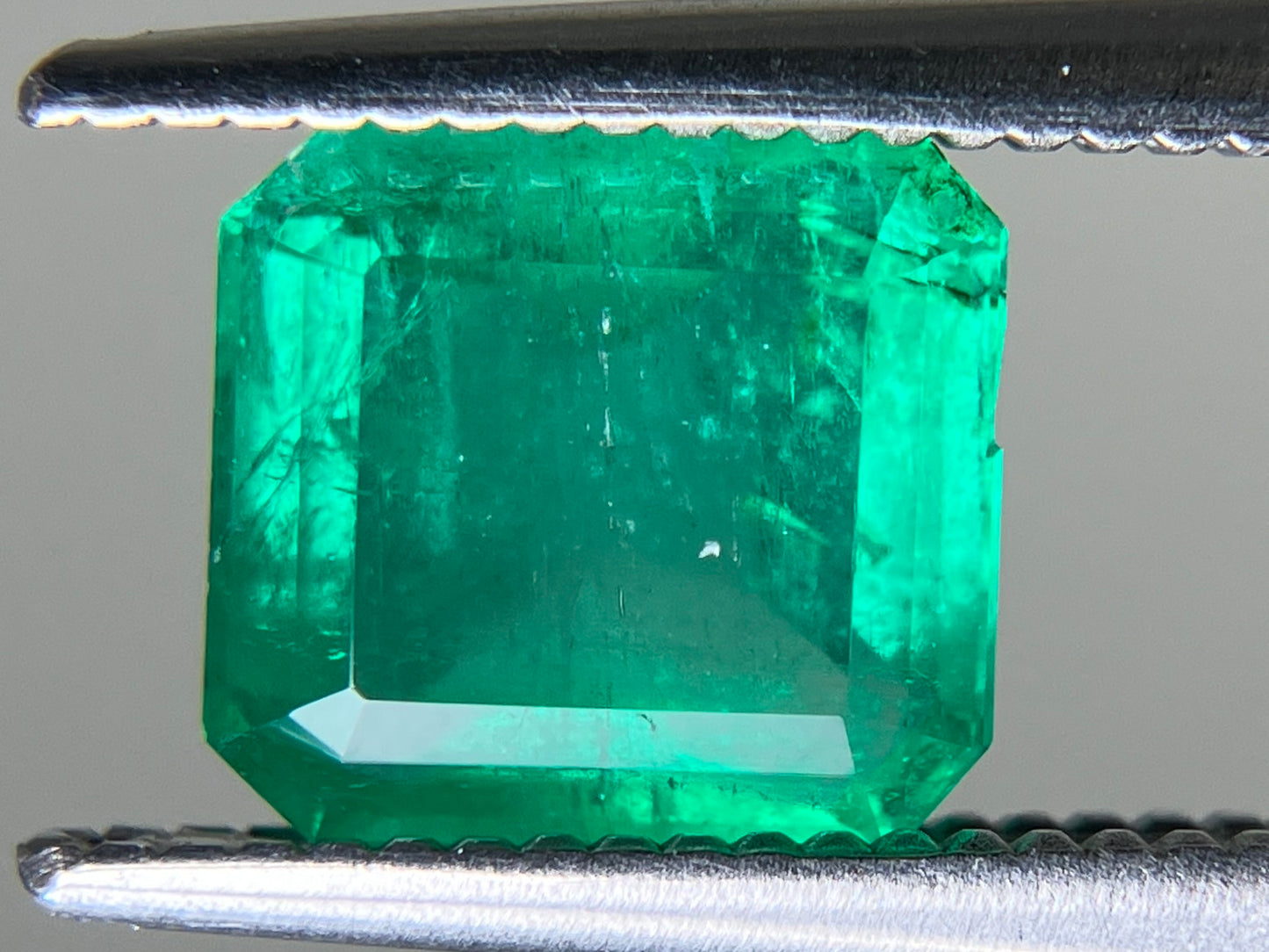 エメラルド  1.320ct  中央宝石ソーティング付き  6.81㎜×6.35㎜×4.10㎜  ルース（ 裸石 ） 3227YY