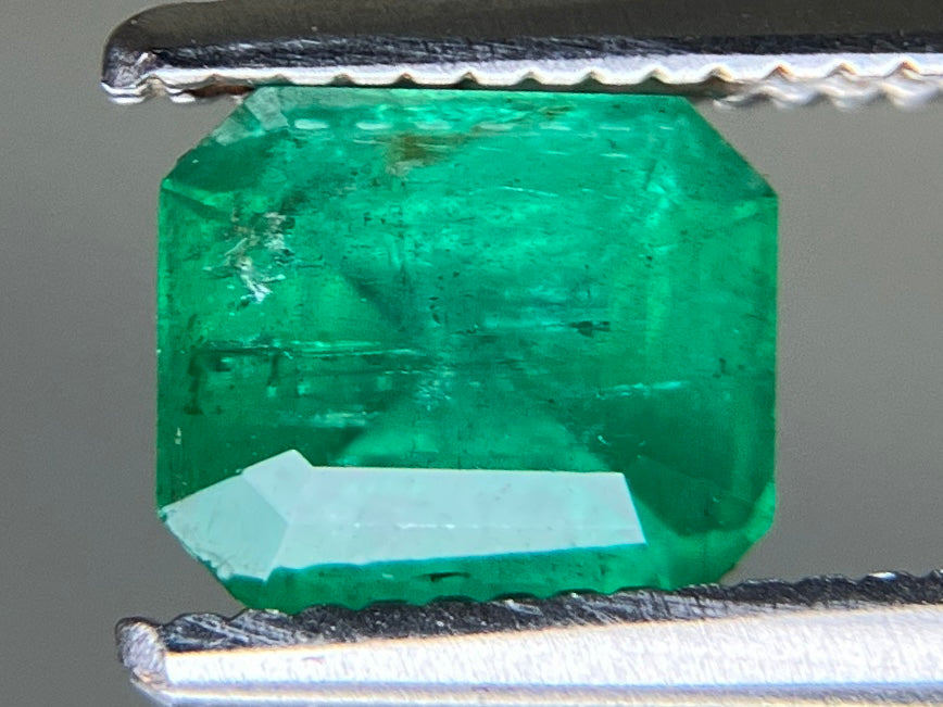 エメラルド 天然 0.897ct 宝石ソーティング付き 5.9㎜×5.1㎜×4.1㎜ ルース（ 裸石 ） 7746YY