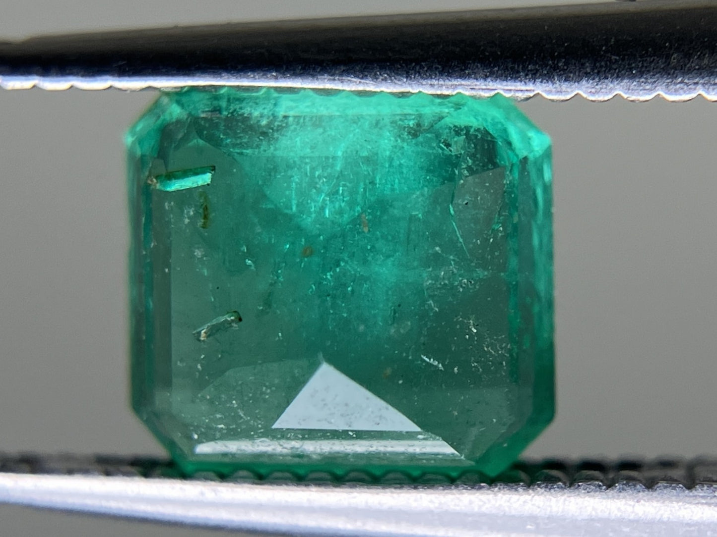 エメラルド  1.320ct  中央宝石ソーティング付き  6.81㎜×6.35㎜×4.10㎜  ルース（ 裸石 ） 3227YY