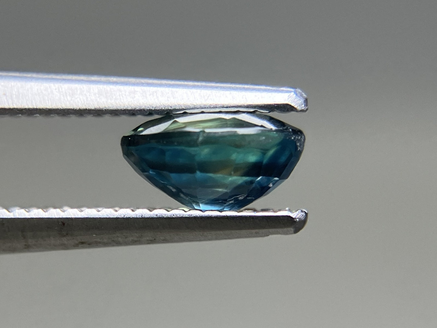 サファイア 1.069ct  宝石ソーティング付き  6.4㎜×5.1㎜×3.3㎜  天然 ルース（ 裸石 ） 4502YY