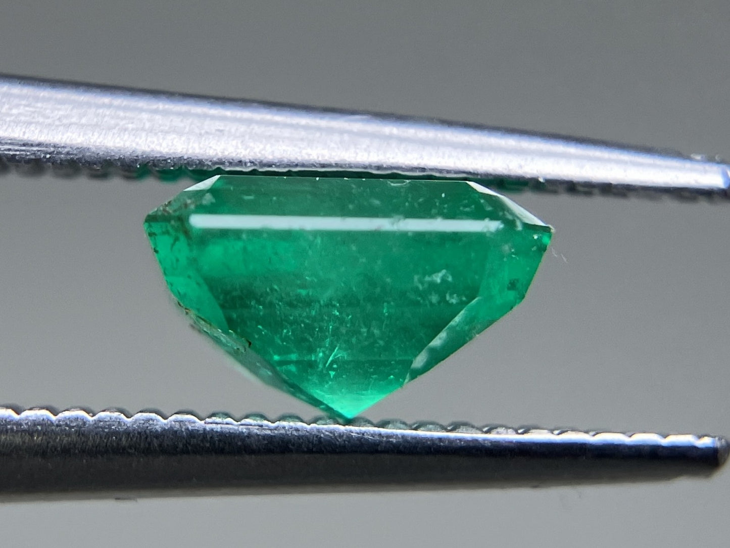 エメラルド  1.320ct  中央宝石ソーティング付き  6.81㎜×6.35㎜×4.10㎜  ルース（ 裸石 ） 3227YY
