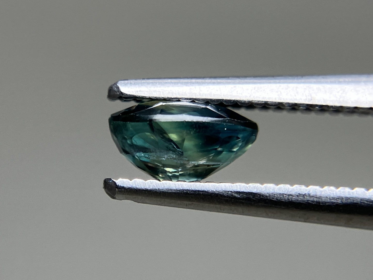サファイア 1.069ct  宝石ソーティング付き  6.4㎜×5.1㎜×3.3㎜  天然 ルース（ 裸石 ） 4502YY