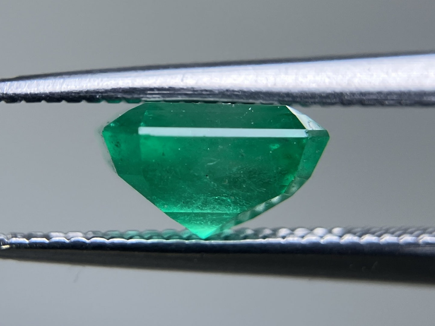 エメラルド  1.320ct  中央宝石ソーティング付き  6.81㎜×6.35㎜×4.10㎜  ルース（ 裸石 ） 3227YY