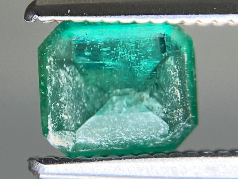 エメラルド 天然 0.897ct 宝石ソーティング付き 5.9㎜×5.1㎜×4.1㎜ ルース（ 裸石 ） 7746YY
