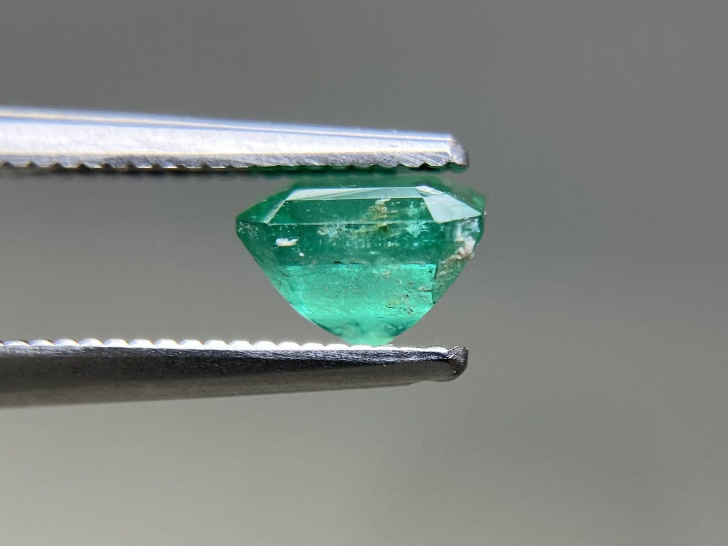 エメラルド 天然 0.897ct 宝石ソーティング付き 5.9㎜×5.1㎜×4.1㎜ ルース（ 裸石 ） 7746YY