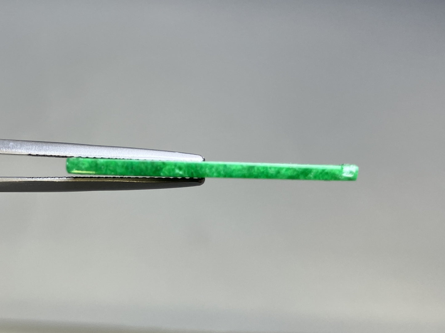 ひすい（ヒスイ 翡翠） 天然 11.832ct 宝石鑑別書付き 29.5㎜×14.7㎜×1.7㎜ ルース（ 裸石 ） 8208YY