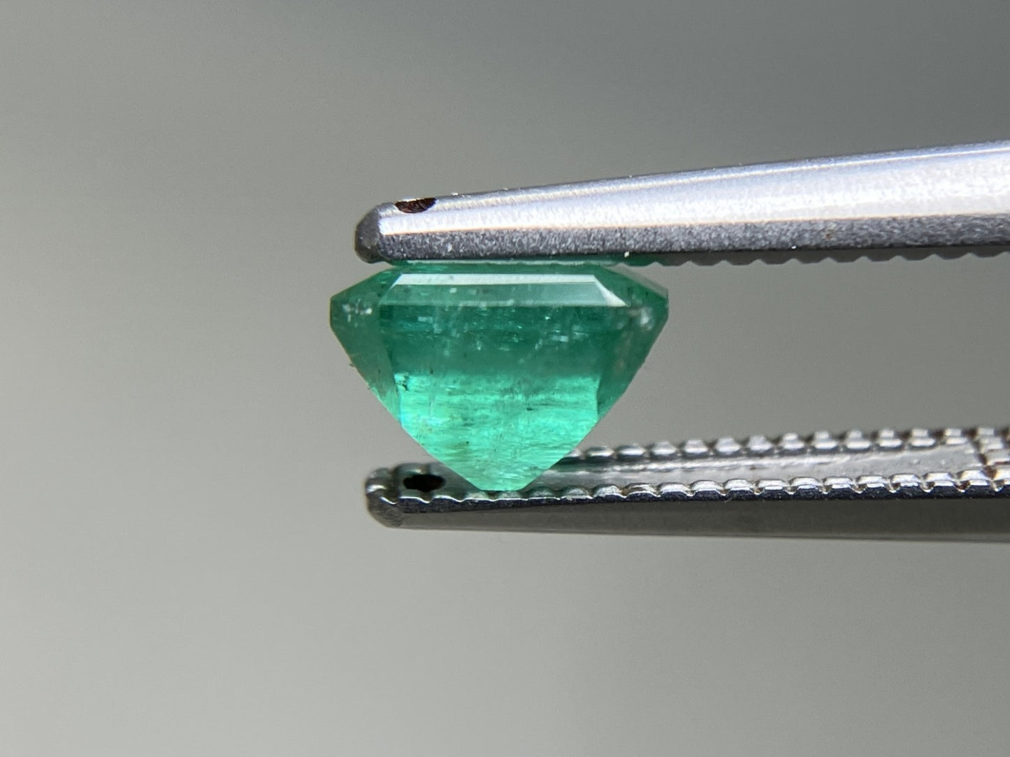 エメラルド 天然 0.897ct 宝石ソーティング付き 5.9㎜×5.1㎜×4.1㎜ ルース（ 裸石 ） 7746YY
