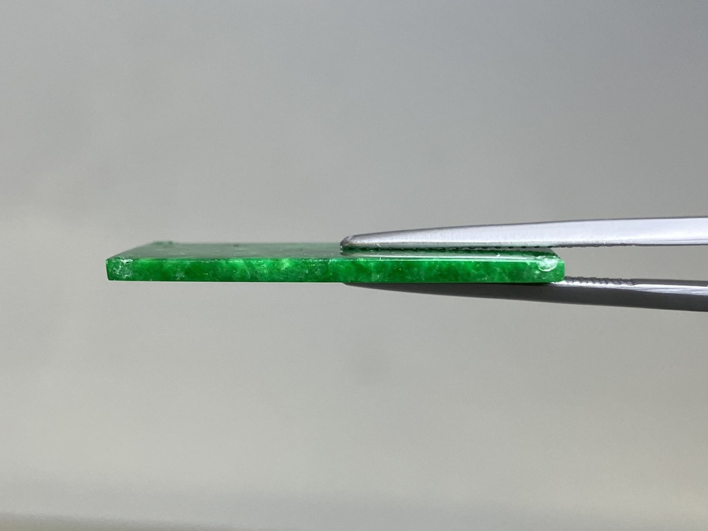 ひすい（ヒスイ 翡翠） 天然 11.832ct 宝石鑑別書付き 29.5㎜×14.7㎜×1.7㎜ ルース（ 裸石 ） 8208YY