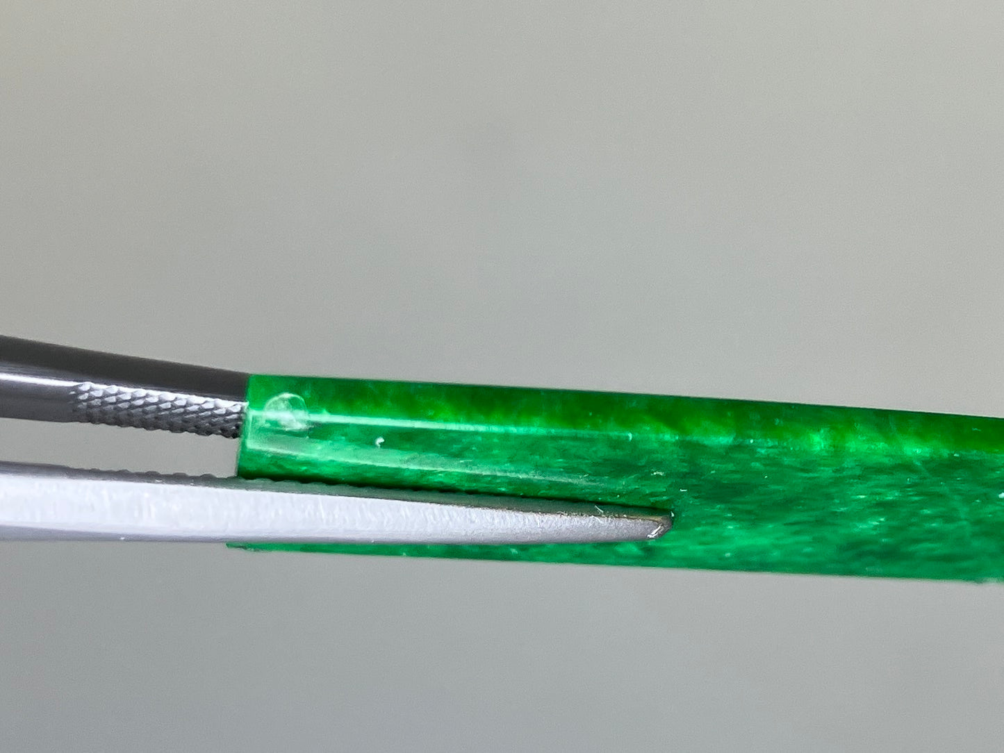 ひすい（ヒスイ 翡翠） 天然 11.832ct 宝石鑑別書付き 29.5㎜×14.7㎜×1.7㎜ ルース（ 裸石 ） 8208YY