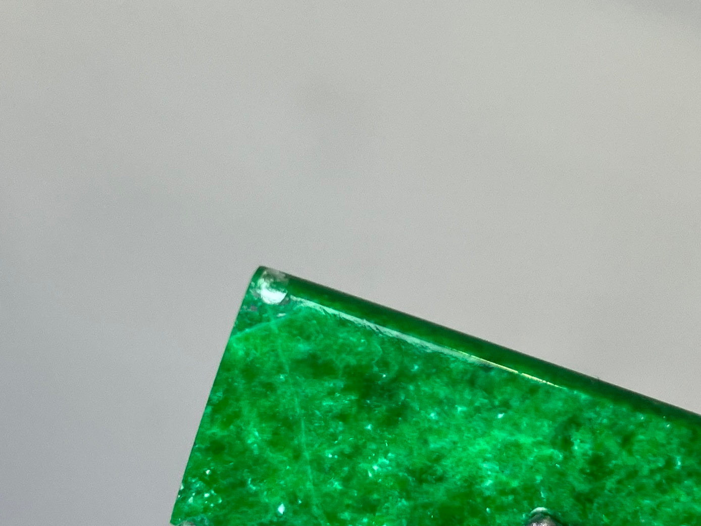 ひすい（ヒスイ 翡翠） 天然 11.832ct 宝石鑑別書付き 29.5㎜×14.7㎜×1.7㎜ ルース（ 裸石 ） 8208YY