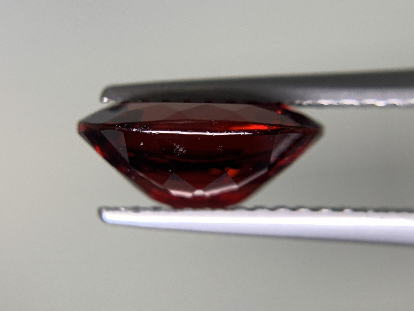 ガーネット 2.823ct  宝石ソーティング付き  10.0㎜×7.7㎜×4.4㎜  ルース（ 裸石 ） 2049Y