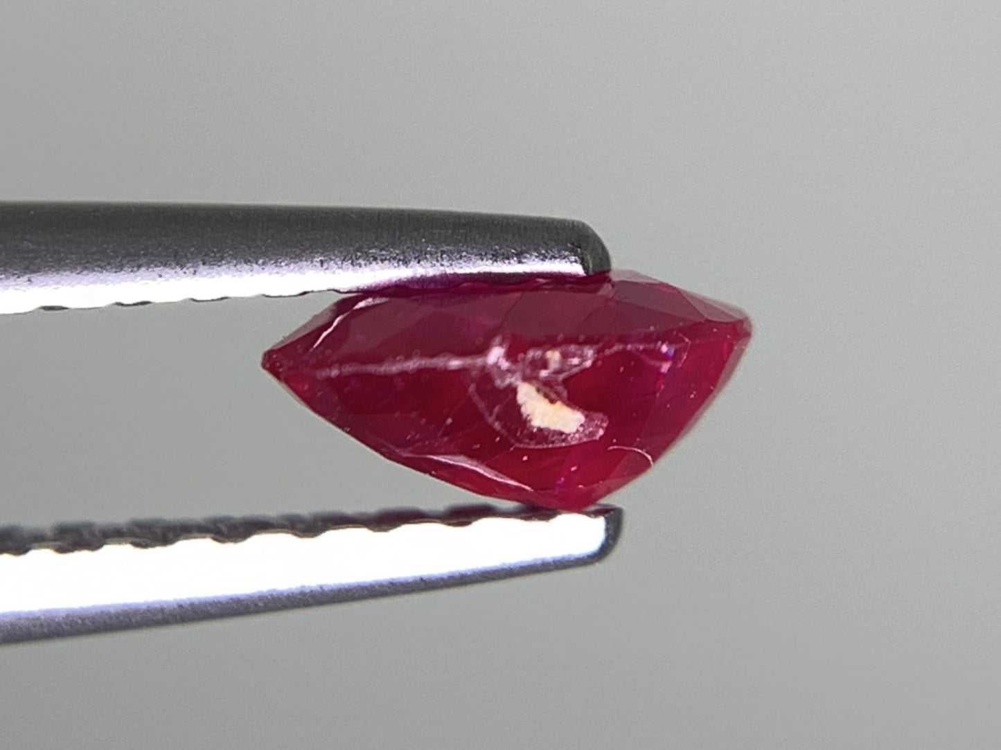ルビー 天然 0.560ct 宝石ソーティング付き 5.6㎜×4.2㎜×2.7㎜ ルース（ 裸石 ） 7998Y