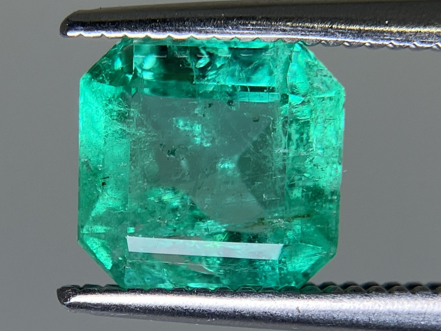 エメラルド  1.634ct  中央宝石ソーティング付き  7.28㎜×7.06㎜×4.50㎜  ルース（ 裸石 ） 3205YY