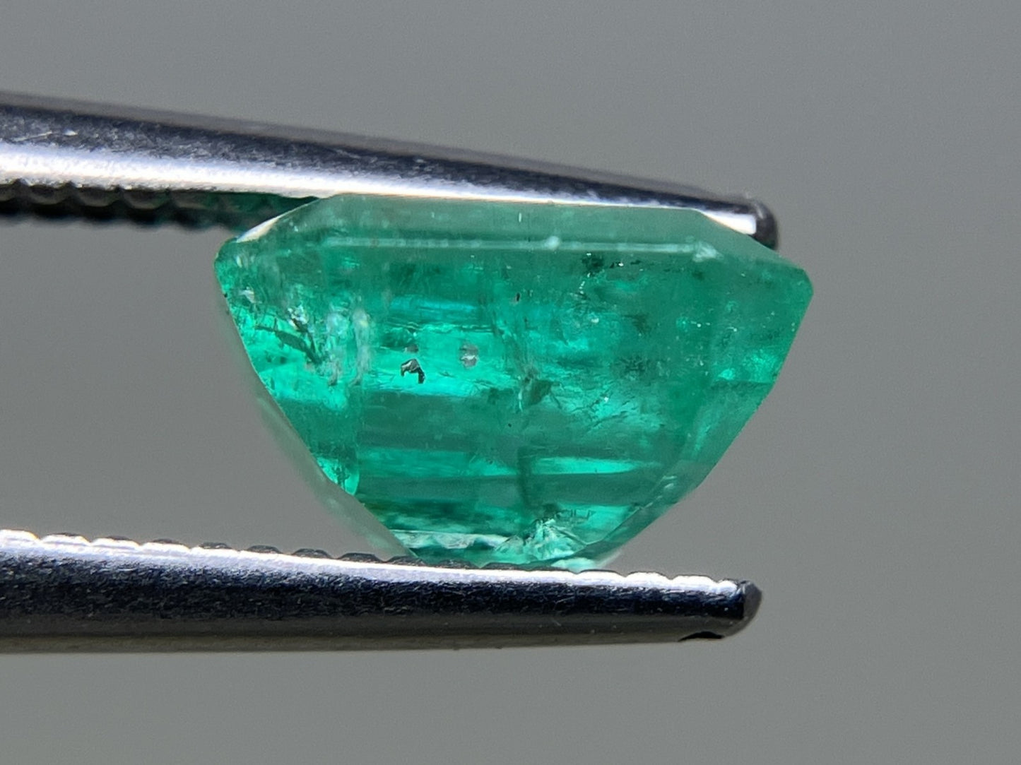 エメラルド  1.634ct  中央宝石ソーティング付き  7.28㎜×7.06㎜×4.50㎜  ルース（ 裸石 ） 3205YY